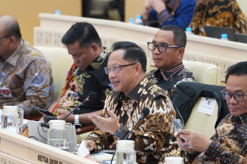 Keterangan Foto: Menteri Dalam Negeri Muhammad Tito Karnavian saat memaparkan rencana kerja Kemendagri tahun 2027 dalam Rapat Kerja bersama Komisi II DPR RI di Kompleks Parlemen, Senayan, Jakarta, Kamis (11/6/2026).
