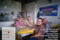 Keterangan Foto: Bhabinkamtibmas Polsek Medan Labuhan saat melaksanakan kegiatan sambang Door to Door System (DDS) ke rumah warga binaan. 