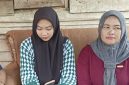 Keterangan Foto: Yuke Ardana (kerudung hitam), siswi korban penahanan ijazah oleh sekolah karena tunggakan uang sekolah.