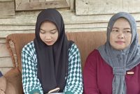 Keterangan Foto: Yuke Ardana (kerudung hitam), siswi korban penahanan ijazah oleh sekolah karena tunggakan uang sekolah.
