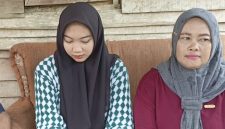 Keterangan Foto: Yuke Ardana (kerudung hitam), siswi korban penahanan ijazah oleh sekolah karena tunggakan uang sekolah.