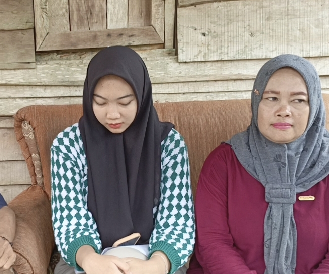 Keterangan Foto: Yuke Ardana (kerudung hitam), siswi korban penahanan ijazah oleh sekolah karena tunggakan uang sekolah.