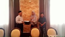 Keterangan Foto: Setelah sempat ditahan pihak sekolah, ijazah Yuke Ardana akhirnya diserahkan oleh SMK Surya Dharma Way Halim, Kota Bandar Lampung.
