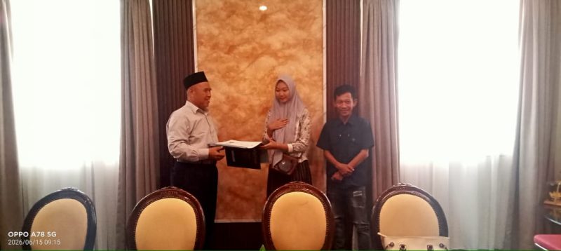 Keterangan Foto: Setelah sempat ditahan pihak sekolah, ijazah Yuke Ardana akhirnya diserahkan oleh SMK Surya Dharma Way Halim, Kota Bandar Lampung.

