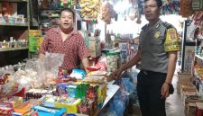 Keterangan foto : Bhabinkamtibmas Polsek Medan Labuhan tengah melaksanakan kegiatan sambang Door to Door System (DDS) ke rumah warga binaan, Senin (15/6/2026).
