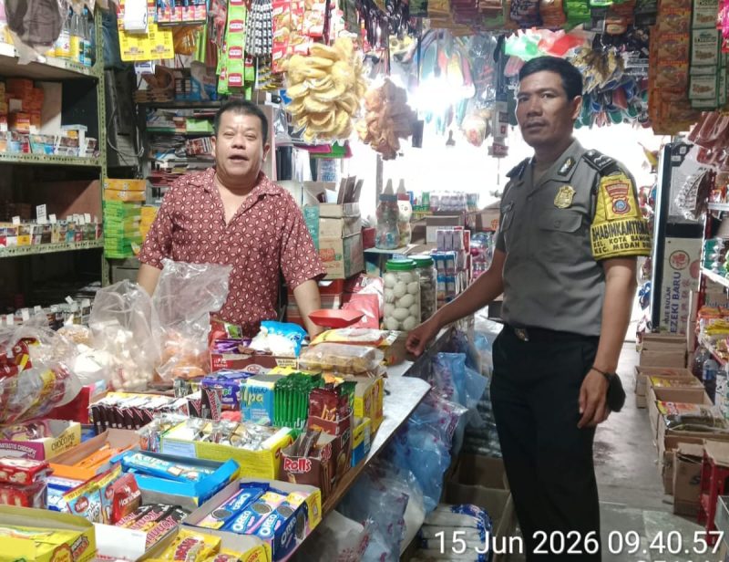 Keterangan foto : Bhabinkamtibmas Polsek Medan Labuhan tengah melaksanakan kegiatan sambang Door to Door System (DDS) ke rumah warga binaan, Senin (15/6/2026).
