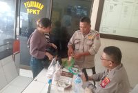 Keterangan Foto: Suasana petugas SPKT Polsek Bukitraya saat memeriksa barang bawaan pembesuk tahanan di Mako Polsek Bukitraya, Selasa (16/6/2026).