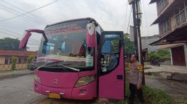 Keterangan Foto: Suasana pelepasan 200 warga penerima bantuan sosial di halaman Kantor Polsek Medan Labuhan. (dok.Ist)