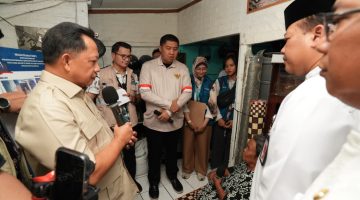 Keterangan foto : Mendagri Tito Karnavian dan Menteri PKP Maruarar Sirait meninjau program BSPS di Kecamatan Matraman guna memastikan bantuan tepat sasaran bagi masyarakat berpenghasilan rendah.

