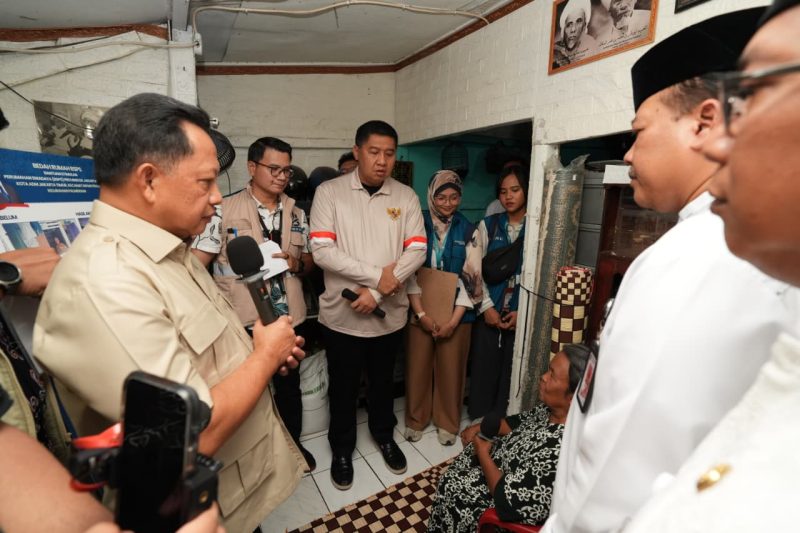 Keterangan foto : Mendagri Tito Karnavian dan Menteri PKP Maruarar Sirait meninjau program BSPS di Kecamatan Matraman guna memastikan bantuan tepat sasaran bagi masyarakat berpenghasilan rendah.

