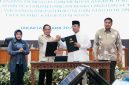 Keterangan foto : Menteri Dalam Negeri Tito Karnavian dan Menteri ATR/BPN Nusron Wahid meneken Surat Edaran Bersama (SEB) pengintegrasian Lahan Pertanian Pangan Berkelanjutan (LP2B).
