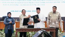 Keterangan foto : Menteri Dalam Negeri Tito Karnavian dan Menteri ATR/BPN Nusron Wahid meneken Surat Edaran Bersama (SEB) pengintegrasian Lahan Pertanian Pangan Berkelanjutan (LP2B).