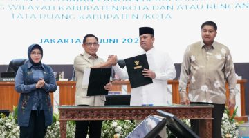 Keterangan foto : Menteri Dalam Negeri Tito Karnavian dan Menteri ATR/BPN Nusron Wahid meneken Surat Edaran Bersama (SEB) pengintegrasian Lahan Pertanian Pangan Berkelanjutan (LP2B).
