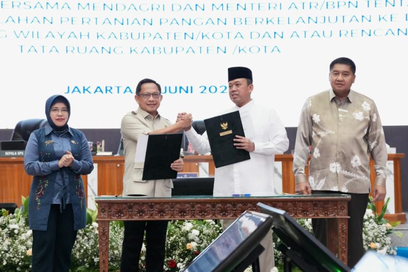 Keterangan foto : Menteri Dalam Negeri Tito Karnavian dan Menteri ATR/BPN Nusron Wahid meneken Surat Edaran Bersama (SEB) pengintegrasian Lahan Pertanian Pangan Berkelanjutan (LP2B).
