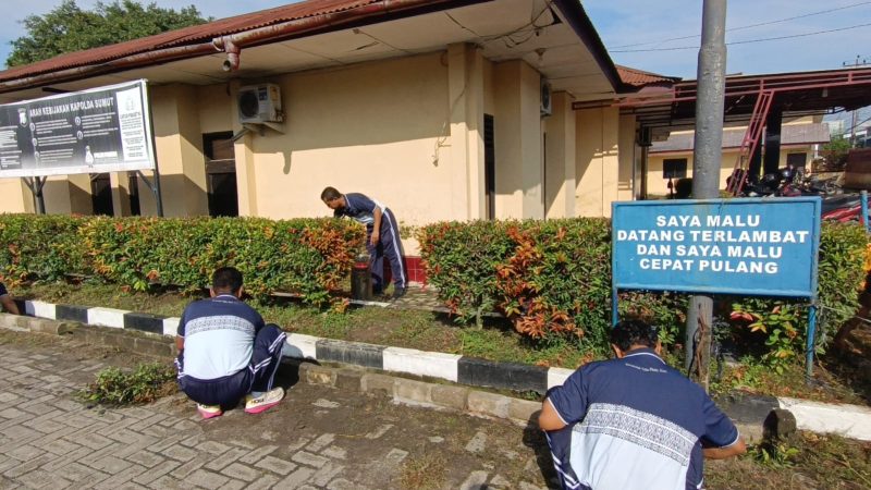 Keterangan Foto: Wakapolsek Medan Labuhan AKP R. Ompu Sungguh, SH bersama personel membersihkan area Mako dalam rangka menciptakan lingkungan kerja yang bersih dan nyaman, Sabtu (20/6/2026). (Foto: Humas Polsek Medan Labuhan)
