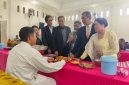 Keterangan Foto: R. Sinaga (Oppung) beserta orang tua dan keluarga besar, saat memberikan dekke upa kepada Charlos Brata Sinaga.