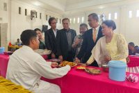 Keterangan Foto: R. Sinaga (Oppung) beserta orang tua dan keluarga besar, saat memberikan dekke upa kepada Charlos Brata Sinaga.