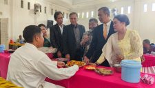 Keterangan Foto: R. Sinaga (Oppung) beserta orang tua dan keluarga besar, saat memberikan dekke upa kepada Charlos Brata Sinaga.