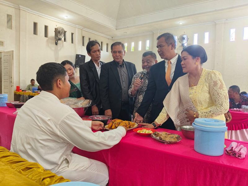 Keterangan Foto: R. Sinaga (Oppung) beserta orang tua dan keluarga besar, saat memberikan dekke upa kepada Charlos Brata Sinaga.
