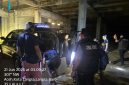 Keterangan foto : Petugas Satreskrim Polres Langsa saat mengamankan para terduga pelaku pencurian granit di RS Regional Aceh,