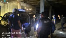 Keterangan foto : Petugas Satreskrim Polres Langsa saat mengamankan para terduga pelaku pencurian granit di RS Regional Aceh,