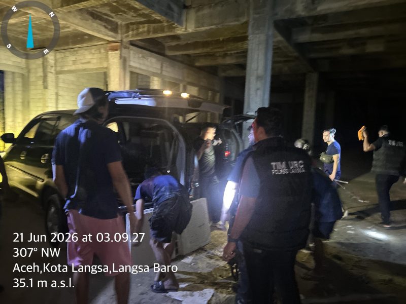 Keterangan foto : Petugas Satreskrim Polres Langsa saat mengamankan para terduga pelaku pencurian granit di RS Regional Aceh,