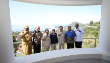 Keterangan Foto: Menteri Dalam Negeri Muhammad Tito Karnavian (tengah) bersama Gubernur Papua Mathius D. Fakhiri dan sejumlah kepala daerah se-Tanah Papua usai rapat koordinasi persiapan Sensus Ekonomi 2026 di Gedung Negara Papua, Jayapura, Senin (22/6/2026). (Foto: Puspen Kemendagri)