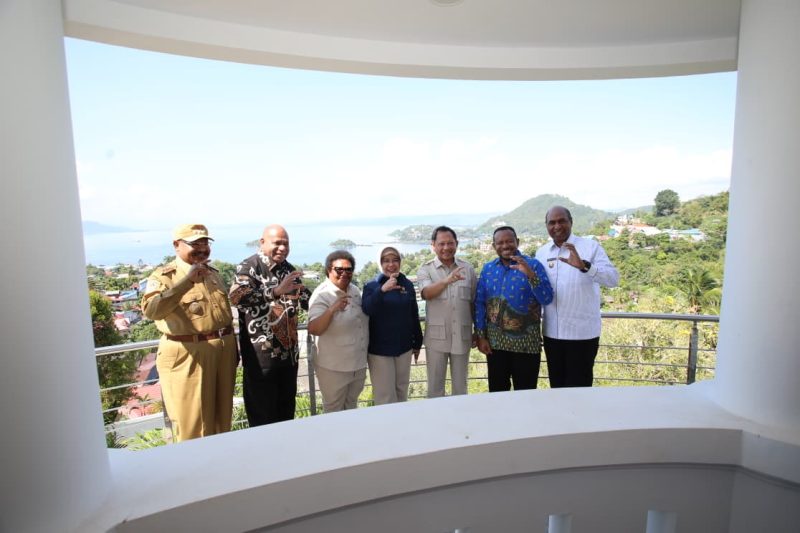 Keterangan Foto: Menteri Dalam Negeri Muhammad Tito Karnavian (tengah) bersama Gubernur Papua Mathius D. Fakhiri dan sejumlah kepala daerah se-Tanah Papua usai rapat koordinasi persiapan Sensus Ekonomi 2026 di Gedung Negara Papua, Jayapura, Senin (22/6/2026). (Foto: Puspen Kemendagri)