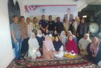 Keterangan Foto: Muhammad Syahputra, anggota DPRK Langsa, tampak berfoto bersama masyarakat pendukung dari daerah pemilihannya.