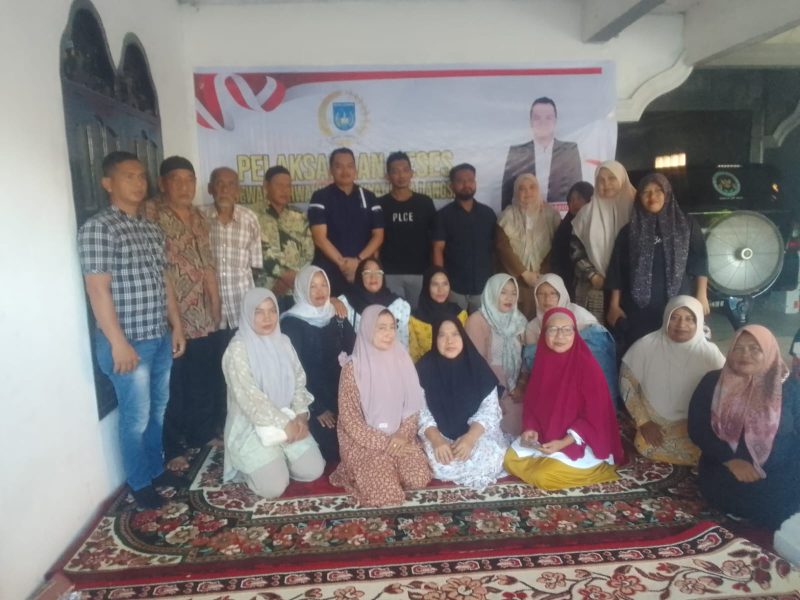 Keterangan Foto: Muhammad Syahputra, anggota DPRK Langsa, tampak berfoto bersama masyarakat pendukung dari daerah pemilihannya.