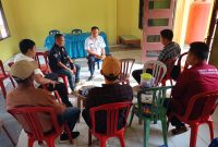Keterangan Foto: Camat Negeri Agung, Hepi Haryanto, S.E., tampak berbincang santai dengan sejumlah wartawan usai kegiatan Coffee Morning.