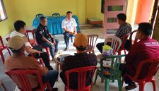 Keterangan Foto: Camat Negeri Agung, Hepi Haryanto, S.E., tampak berbincang santai dengan sejumlah wartawan usai kegiatan Coffee Morning.
