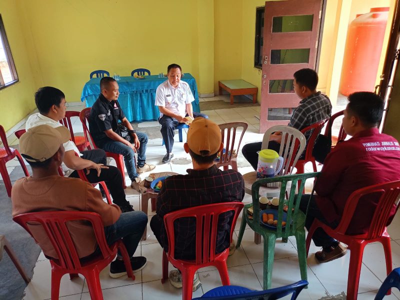 Keterangan Foto: Camat Negeri Agung, Hepi Haryanto, S.E., tampak berbincang santai dengan sejumlah wartawan usai kegiatan Coffee Morning.