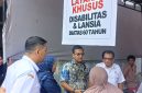 Keterangan foto : Wali Kota Langsa, Jeffry Sentana S. Putra, turun langsung meninjau proses penyaluran Bantuan Hidup (Jadup), di Kantor Pos Cabang Langsa, Rabu (24/06/2026)