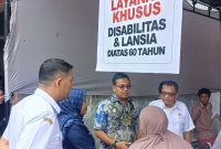 Keterangan foto : Wali Kota Langsa, Jeffry Sentana S. Putra, turun langsung meninjau proses penyaluran Bantuan Hidup (Jadup), di Kantor Pos Cabang Langsa, Rabu (24/06/2026)