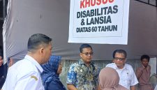 Keterangan foto : Wali Kota Langsa, Jeffry Sentana S. Putra, turun langsung meninjau proses penyaluran Bantuan Hidup (Jadup), di Kantor Pos Cabang Langsa, Rabu (24/06/2026)
