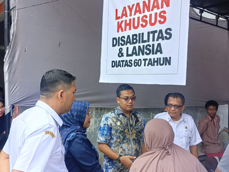 Keterangan foto : Wali Kota Langsa, Jeffry Sentana S. Putra, turun langsung meninjau proses penyaluran Bantuan Hidup (Jadup), di Kantor Pos Cabang Langsa, Rabu (24/06/2026)