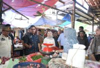Keterangan Foto: Walikota Langsa, Jeffry Sentana S. Putra, SE, turun langsung ke Pasar Kota Langsa untuk memantau harga dan ketersediaan bahan kebutuhan pokok, Kamis (25/6/2026).