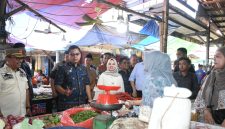 Keterangan Foto: Walikota Langsa, Jeffry Sentana S. Putra, SE, turun langsung ke Pasar Kota Langsa untuk memantau harga dan ketersediaan bahan kebutuhan pokok, Kamis (25/6/2026).