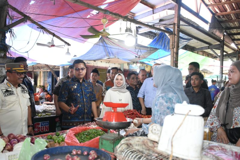 Keterangan Foto: Walikota Langsa, Jeffry Sentana S. Putra, SE, turun langsung ke Pasar Kota Langsa untuk memantau harga dan ketersediaan bahan kebutuhan pokok, Kamis (25/6/2026).
