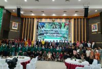 Keterangan : Foto bersama peserta seminar dengan pengurus JMSI Riau dan narasumber.