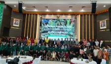 Keterangan Foto: Foto bersama peserta seminar dengan pengurus JMSI Riau dan narasumber.