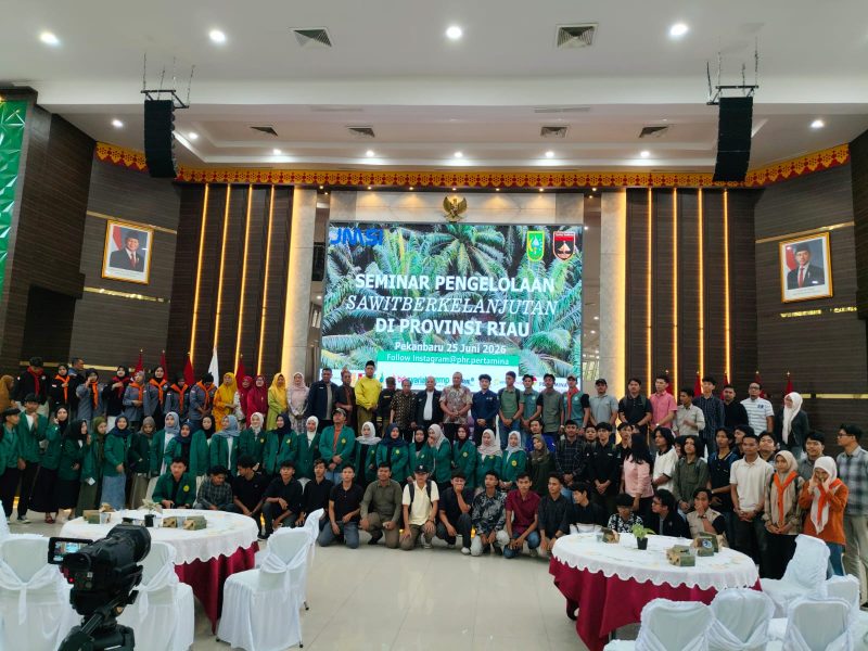 Keterangan : Foto bersama peserta seminar dengan pengurus JMSI Riau dan narasumber.
