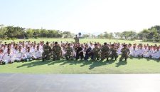 Keterangan Foto: Wamendagri Bima Arya bersama mahasiswa Politeknik 