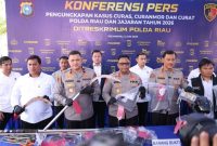 Keterangan foto : Wakapolda Riau, Brigjen Pol Hengki Haryadi, saat konferensi pers pengungkapan kasus curat, curas, dan curanmor di Mapolda Riau, Rabu (3/6/2026).
