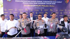 Keterangan foto : Wakapolda Riau, Brigjen Pol Hengki Haryadi, saat konferensi pers pengungkapan kasus curat, curas, dan curanmor di Mapolda Riau, Rabu (3/6/2026).