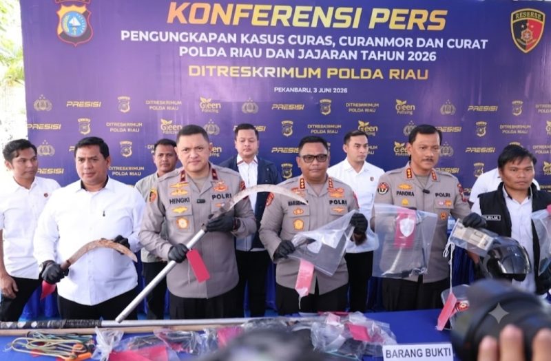 Keterangan foto : Wakapolda Riau, Brigjen Pol Hengki Haryadi, saat konferensi pers pengungkapan kasus curat, curas, dan curanmor di Mapolda Riau, Rabu (3/6/2026).