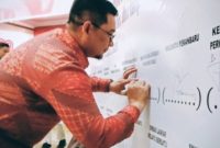 Keterangan Foto: Sekretaris Daerah Provinsi Riau, Syahrial Abdi (mewakili Plt Gubernur Riau SF Hariyanto), menandatangani Pakta Integritas untuk mewujudkan SPMB yang bersih dan berkeadilan di Balai Serindit, Pekanbaru.