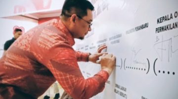Keterangan Foto: Sekretaris Daerah Provinsi Riau, Syahrial Abdi (mewakili Plt Gubernur Riau SF Hariyanto), menandatangani Pakta Integritas untuk mewujudkan SPMB yang bersih dan berkeadilan di Balai Serindit, Pekanbaru. 