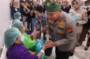 Keterangan Foto: Kapolda Riau Irjen Dr H Herry Heryawan, SIK, MH, M.Hum, saat menyapa warga yang menjalani operasi katarak gratis dalam rangka menyambut Hari Bhayangkara ke-80, di RS Awal Bros Panam, Pekanbaru. 
